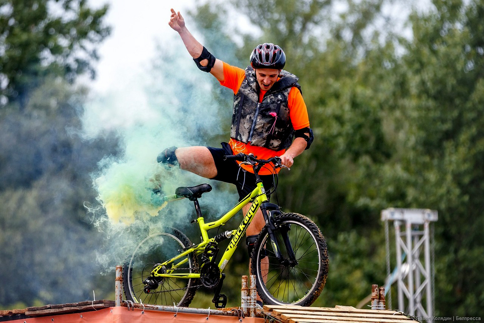В огороде никого не пугает гитарный перебор